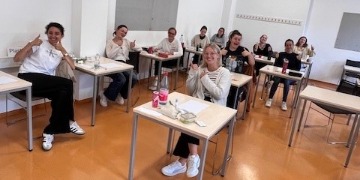 Schüler und Schülerinnen im Klassenzimmer Prüfungszeit in der Logoschule